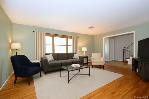 10 N Hoffman Ln, Smithtown, NY, 11788-2735 | Card Image