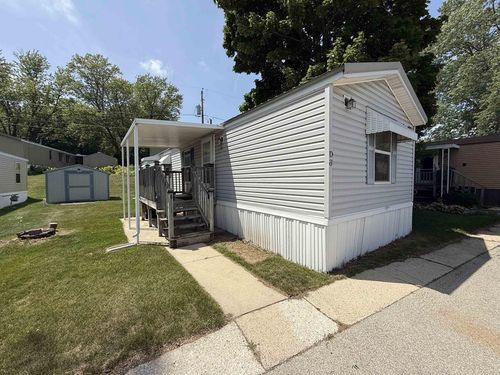 d6-W211N11863 Hilltop Dr, Germantown, WI, 53022-2303 | Card Image