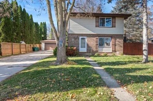 137 S Judge Dr, Saukville, WI, 53080-1833 | Card Image