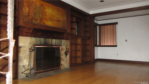 100 Hicks Ln, Great Neck, NY, 11024-2124 | Card Image