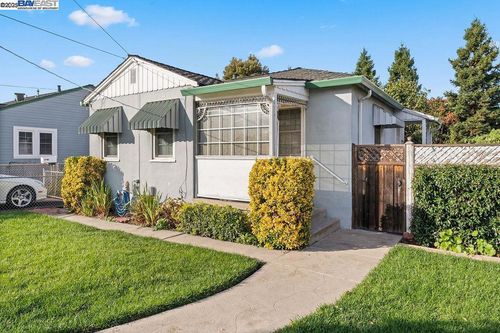 1118 Elgin St, Ashland, CA, 94580-1223 | Card Image