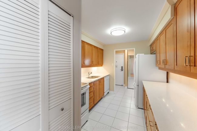 1601 - 1195 Richmond Rd, Condo with 3 bedrooms, 2 bathrooms and null parking in Ottawa ON | Image 8