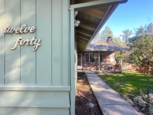 1240 Westmont Dr, Jacksonville, OR, 97530-9702 | Card Image