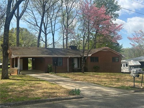 303 Lawing Dr, Thomasville, NC, 27360-6232 | Card Image