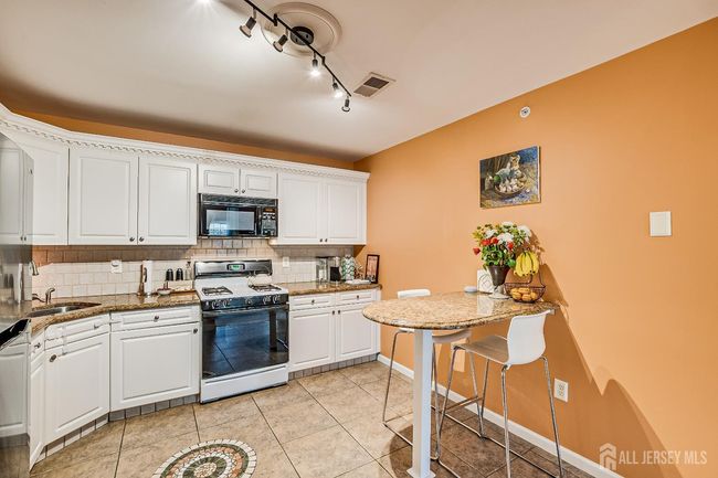52 Central Square Park, Townhouse with 2 bedrooms, 2 bathrooms and null parking in Metuchen NJ | Image 25