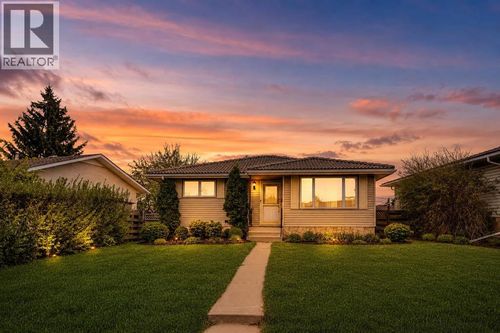 52 Penedo Place Se, Calgary, AB, T2A3N8 | Card Image