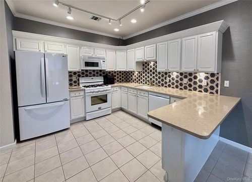 666 Verona Dr, Melville, NY, 11747-5257 | Card Image