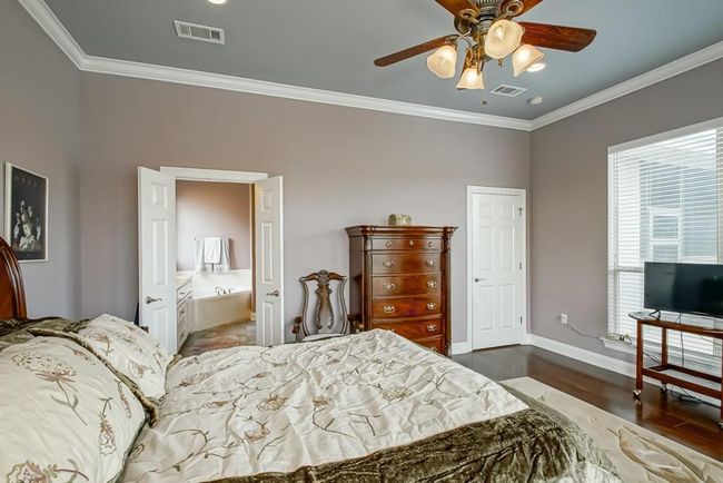 Primary Bedroom with ensuite bathroom. | Image 20