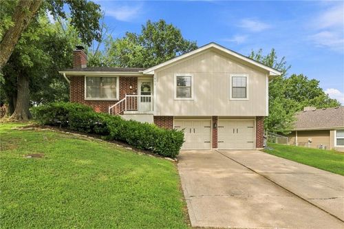717 Se Parkwood Ct, Blue Springs, MO, 64014-4712 | Card Image