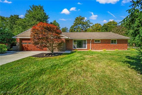 654 Robley Ln, Gates Mills, OH, 44040-9610 | Card Image