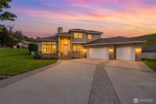 2011 Maiden Ln, Wenatchee, WA, 98801-8210 | Card Image