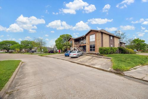 4017 Briar Hollow Dr, Dickinson, TX, 77539-7215 | Card Image