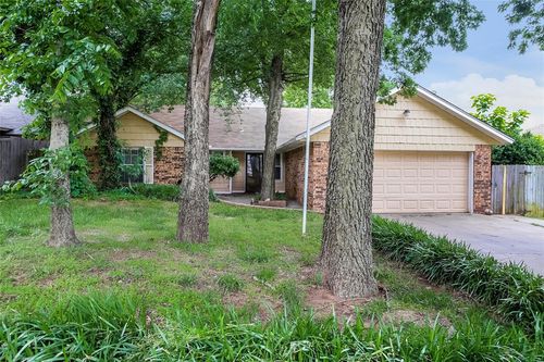 1512 Ne 1st St, Moore, OK, 73160-7804 | Card Image