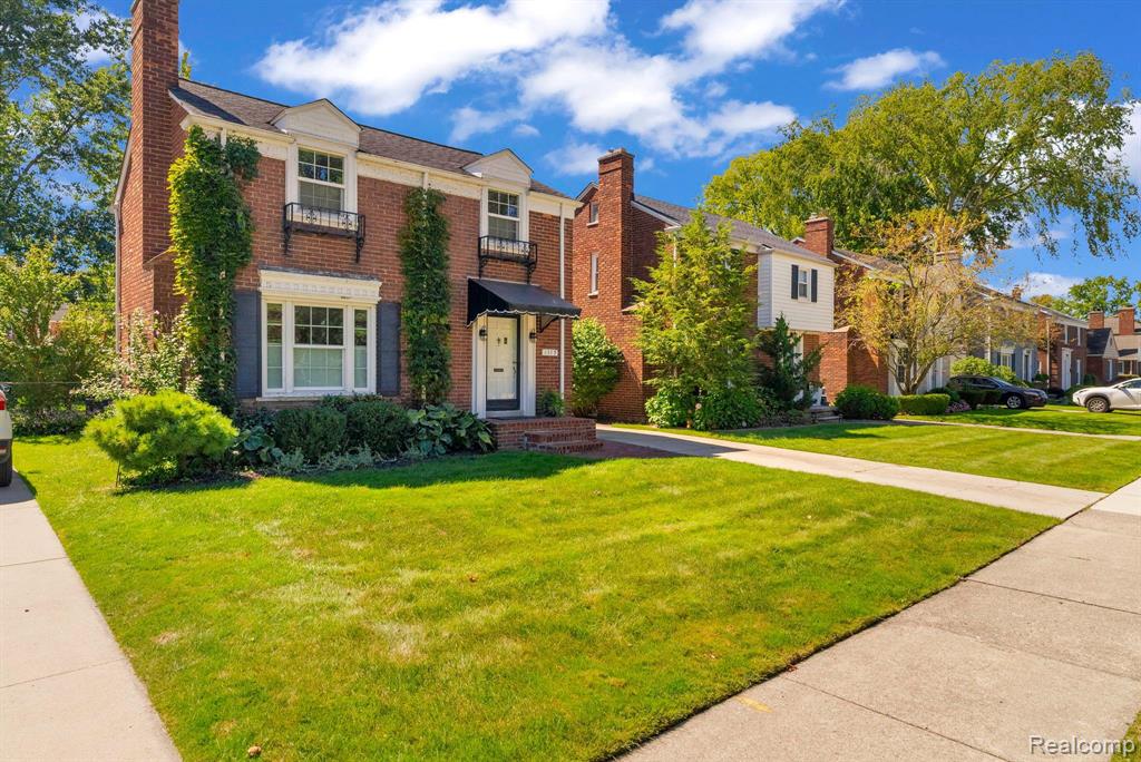 Hollywood Ave, Grosse Pointe Woods, MI 48236