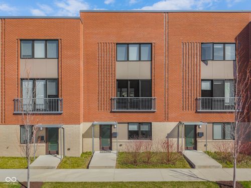 822 7th St, Columbus, IN, 47201-6324 | Card Image