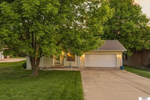 8887 Verdon Cir, Plattsmouth, NE, 68048-4815 | Card Image