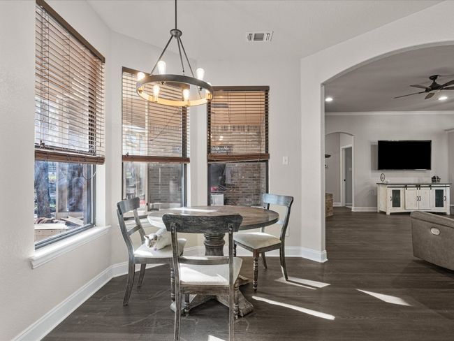 Lots of natural light coming in | Image 11