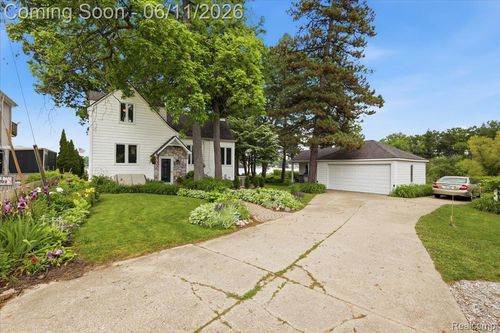 6880 Forestlawn Ct, Waterford, MI, 48327-1110 | Card Image
