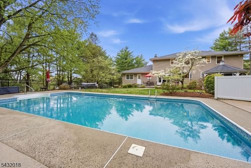 15 Sunrise Cir, Clinton, NJ, 08809-1032 | Card Image