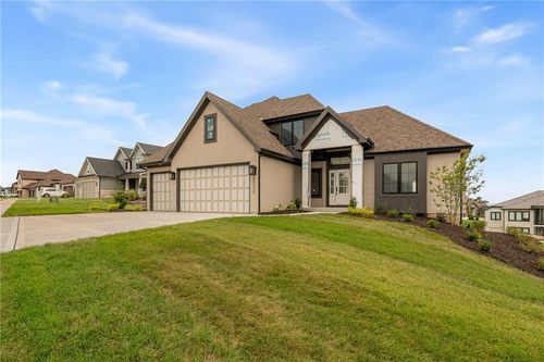 13547 Terrace Park Dr, Parkville, MO, 64152-5506 | Card Image