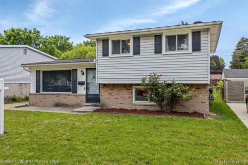 9428 Oak St, Taylor, MI, 48180-3495 | Card Image