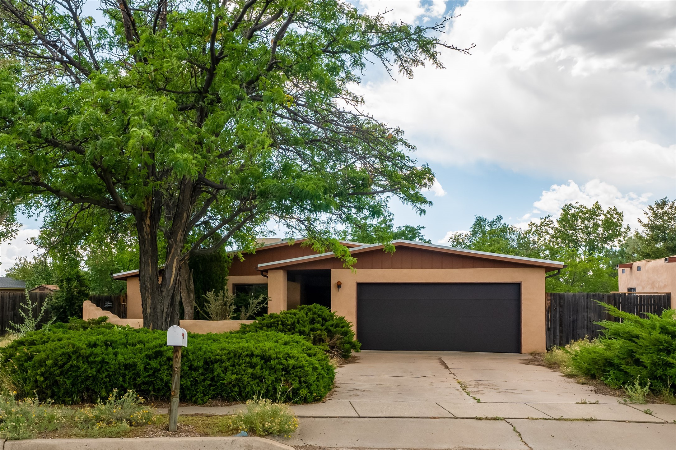 Vereda DE Pueblo , Santa Fe, NM 87507