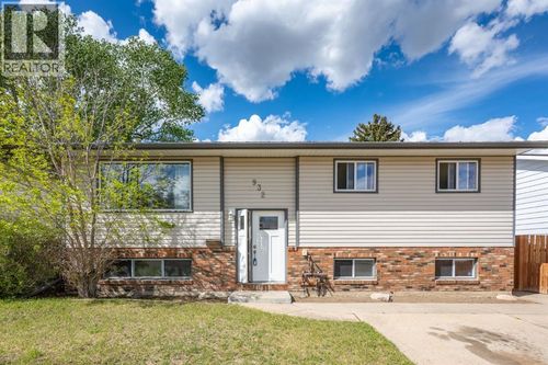932 22 St Ne, Medicine Hat, AB, T1C1L7 | Card Image