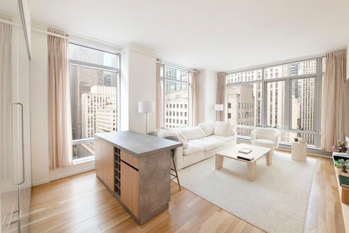 18e-18 W 48th St, New York, NY, 10036-1810 | Card Image