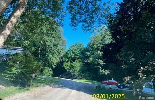 8548 Country Club Dr, Pinckney, MI, 48169-9116 | Card Image