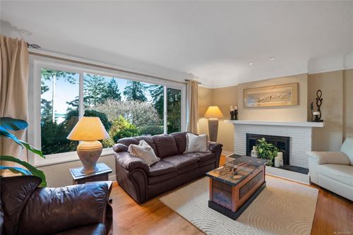 2229 Arbutus Rd, Victoria, BC, V8N1V2 | Card Image