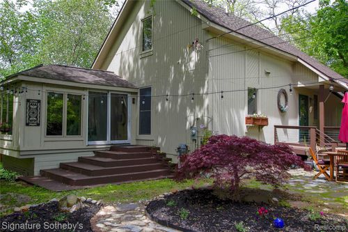 4945 Whitlow Ct, Commerce Twp, MI, 48382-2642 | Card Image