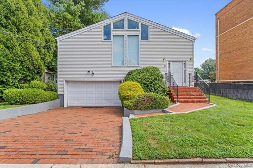 15 Church St, Great Neck, NY, 11023-1126 | Card Image