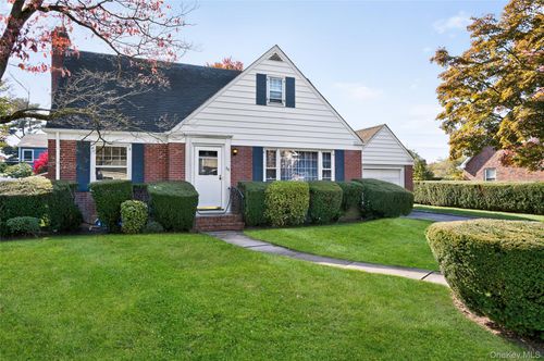 60 Concord St, Westbury, NY, 11590-2921 | Card Image