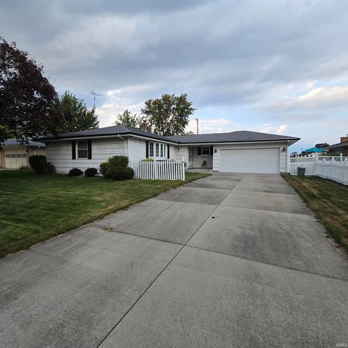 812 W 14th St, Mishawaka, IN, 46544-5009 | Card Image