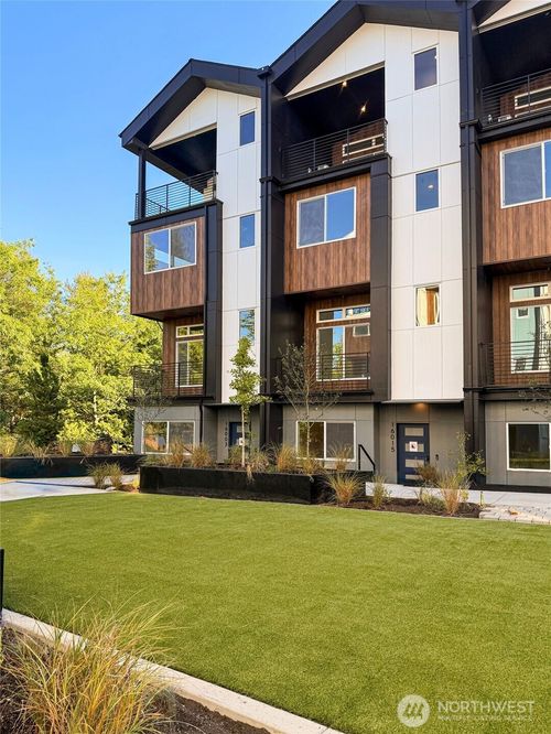 16003 Se 31st St, Bellevue, WA, 98008-5701 | Card Image