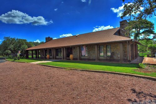 142 Four Bears Trl, Kerrville, TX, 78028-7109 | Card Image
