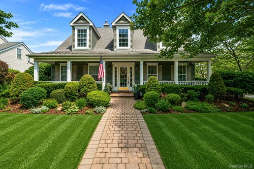 5 Green Ash St, Calverton, NY, 11933-1487 | Card Image