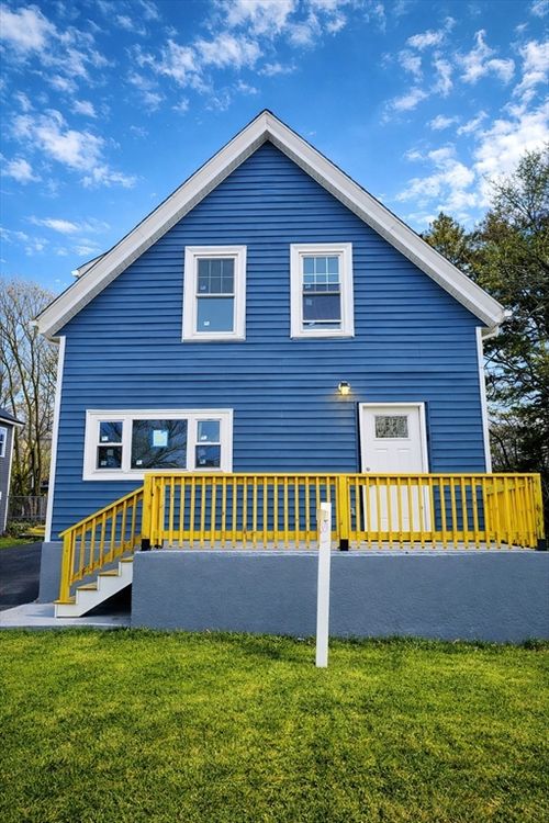 18 Banks St, Brockton, MA, 02302-1806 | Card Image