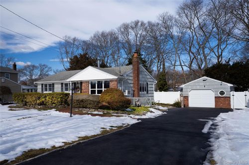 429 Mollie Blvd, Holbrook, NY, 11741-2931 | Card Image