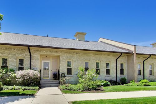 824-824 Stables Ct W, Highwood, IL, 60040-2055 | Card Image