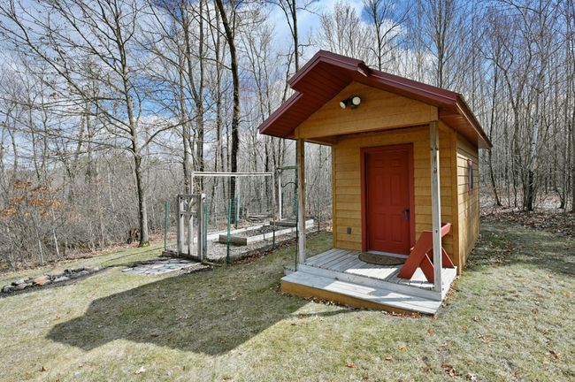 The shed and garden beds. | Image 60