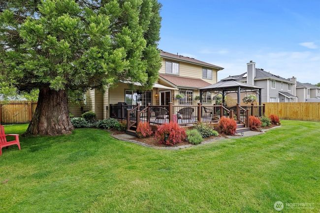 Side yard w/ curbing, mature landscaping | Image 33