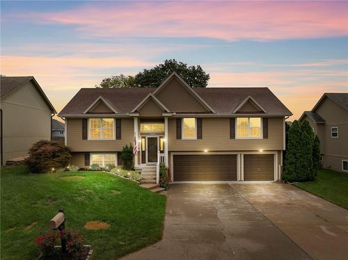 1809 Nw Hedgewood Dr, Grain Valley, MO, 64029-7215 | Card Image