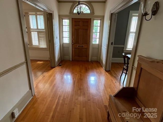 Entrance at front door | Image 7
