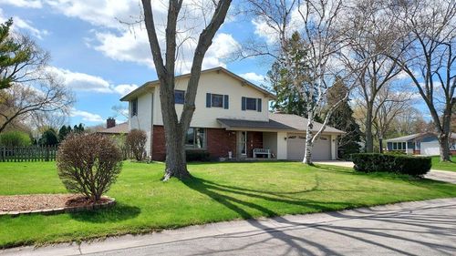 15415 W Fenway Drive, New Berlin, WI, 53151 | Card Image