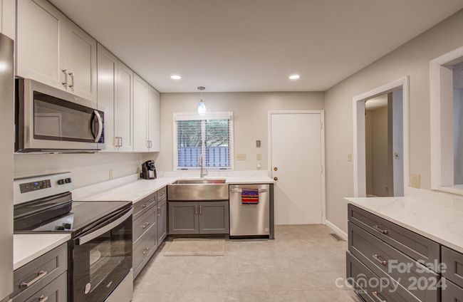 460 Crowfields Dr, Condo with 3 bedrooms, 3 bathrooms and null parking in Asheville NC | Image 5