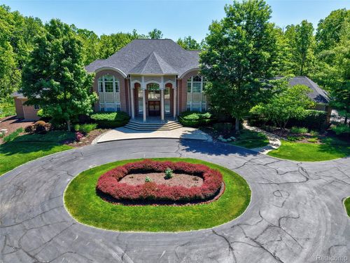 8479 Misty Mdws, Grand Blanc, MI, 48439-7428 | Card Image