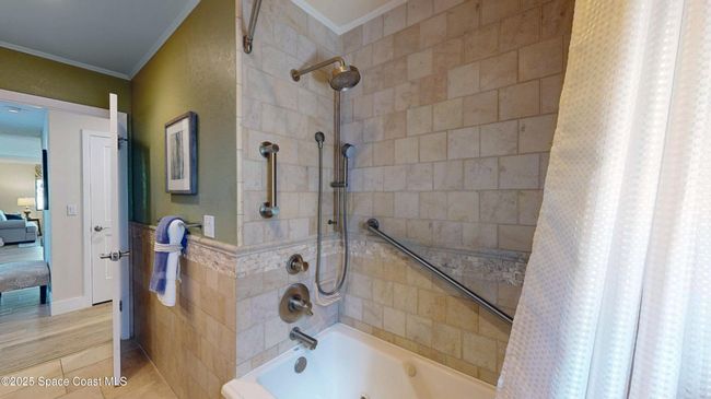 Guest bathroom with tub/shower | Image 29