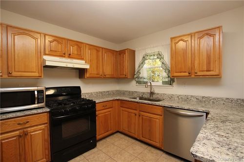 1 Stirling Cir, Highland Mills, NY, 10930-8307 | Card Image