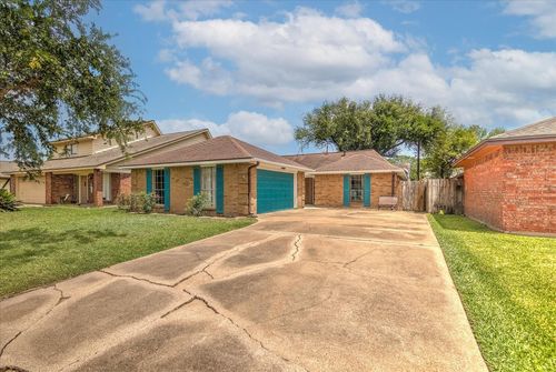 925 S 6th St, La Porte, TX, 77571-4917 | Card Image